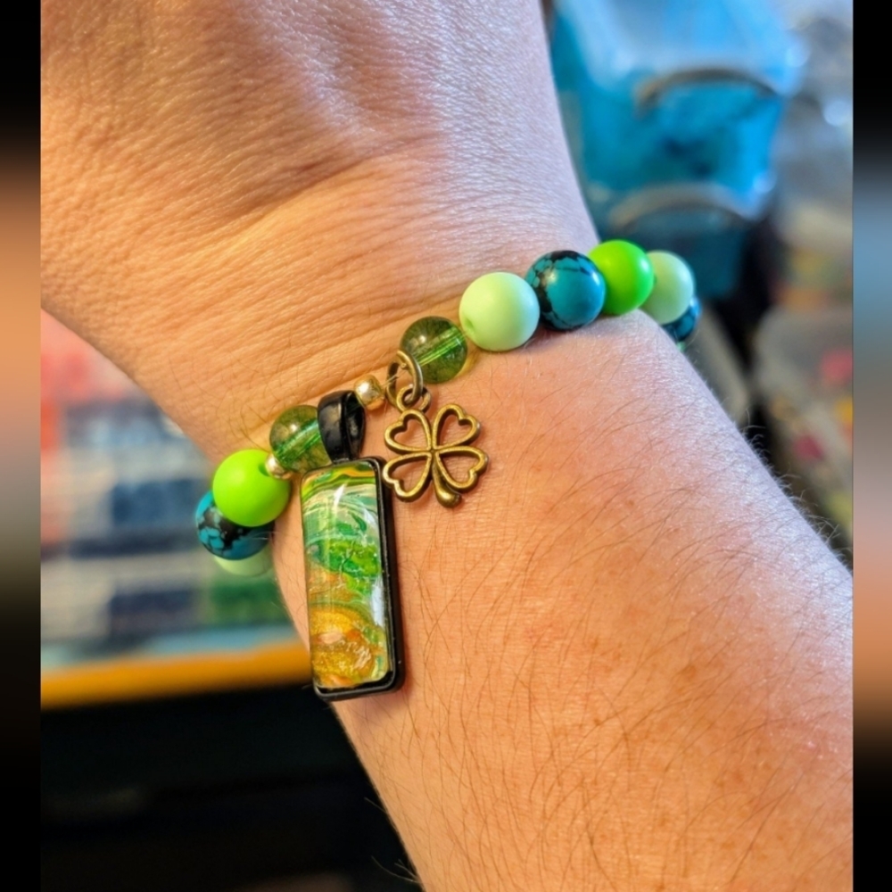 St. Patrick's Day beaded stretch bracelet with pendant - Picture 5 of 6